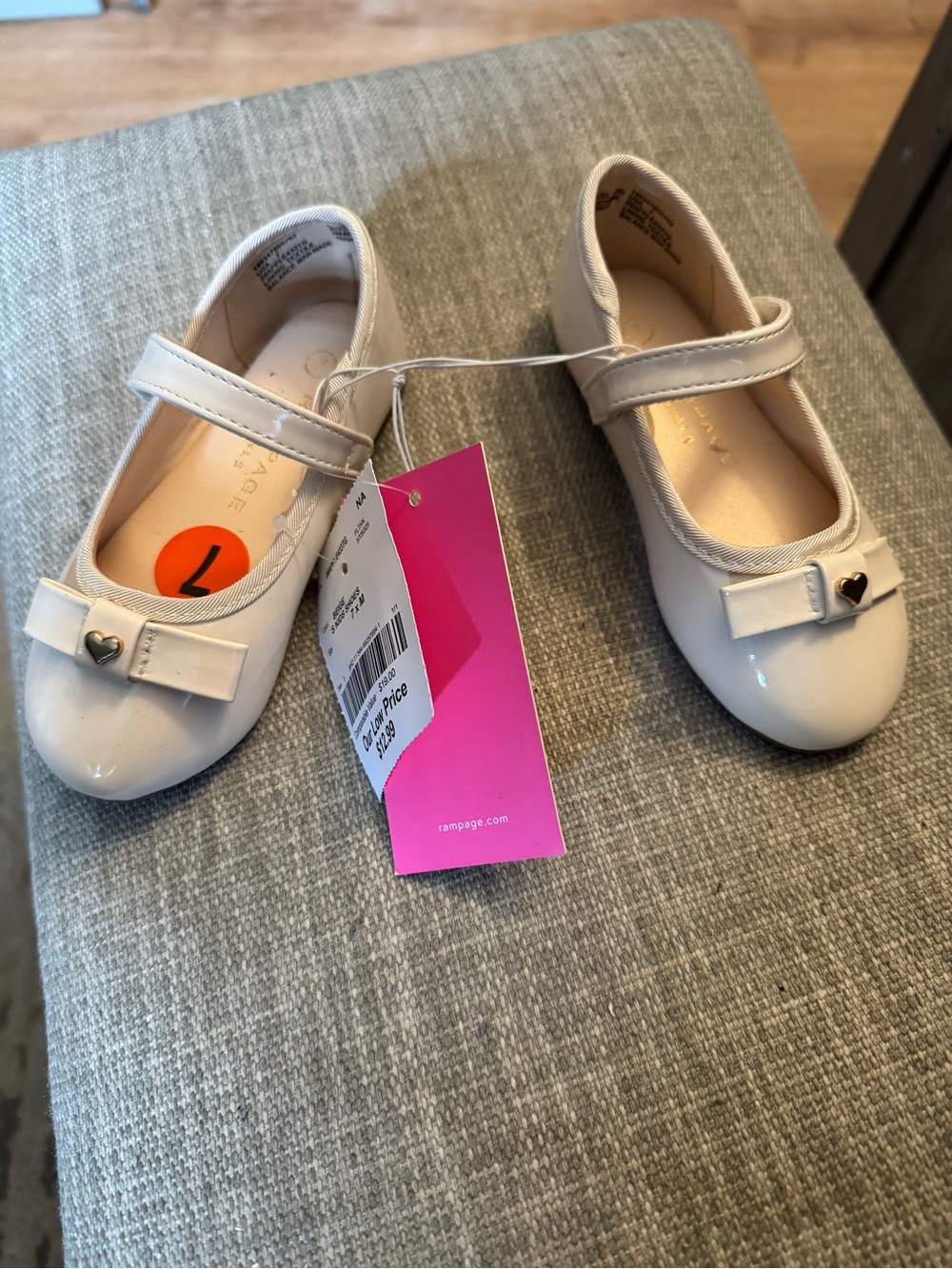 Rampage Girls Beige Patent Mary Jane Dress Shoes with Heart Bow